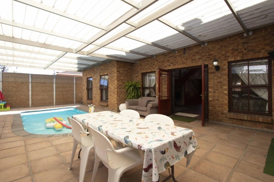 To Let 5 Bedroom Property for Rent in Parklands Western Cape